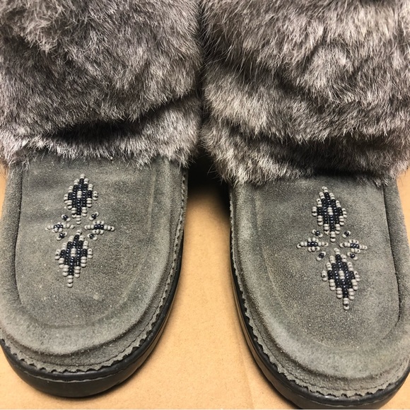 MANITOBAH MUKLUKS Snowy Owl Fur and Suede Beaded Winter Boots in Grey - Size 6 - Picture 6 of 16